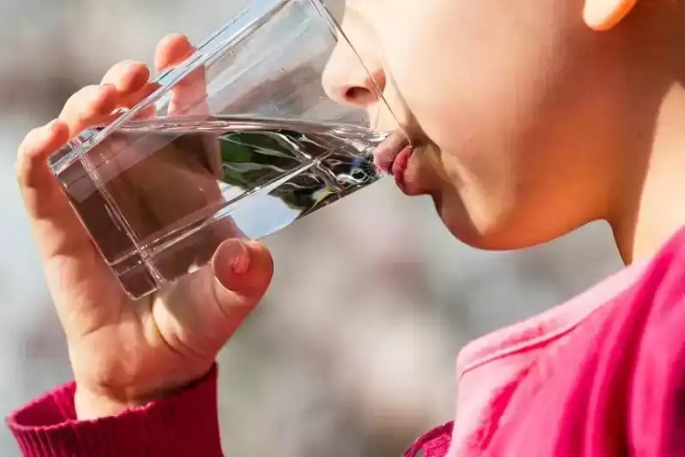 صفحه اصلی 19 خطرات اورهیدراتاسیون و عوارض نوشیدن بیش از حد آب بر سلامت بدن